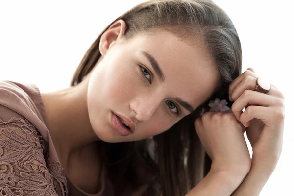 Portrait closeup of young beautiful woman with natural beauty, nude makeup. — Stock fotografie