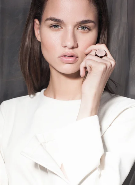 Retrato de mujer hermosa joven con belleza natural, maquillaje desnudo, pelo largo y liso . — Foto de Stock