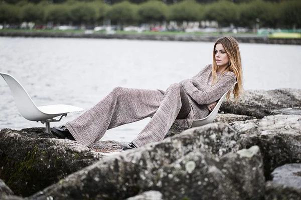 Model posing outside in the city — Stock Photo, Image