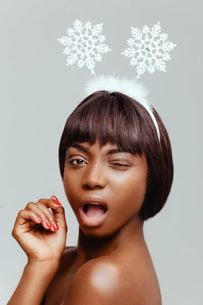 Щаслива чорношкіра жінка модель портрет крупним планом, обличчя вираз щастя, з білими сніжинками на голові . — стокове фото