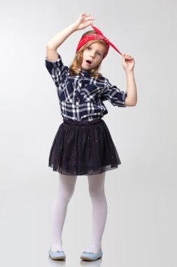 kız ayakta stüdyoda poz..