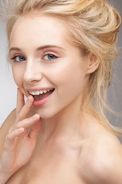 Güzel çekici çekici sarışın