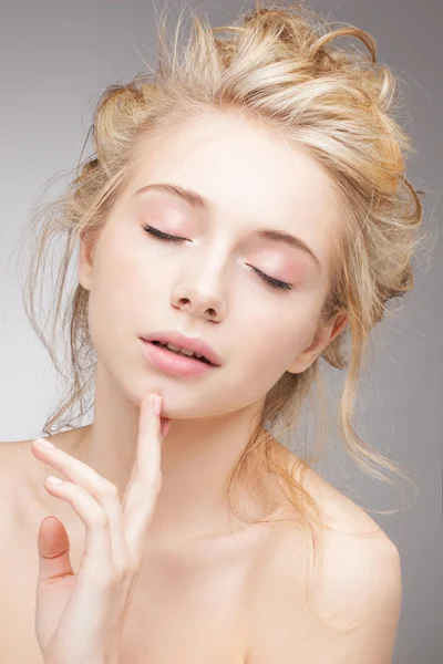 Güzel çekici çekici sarışın