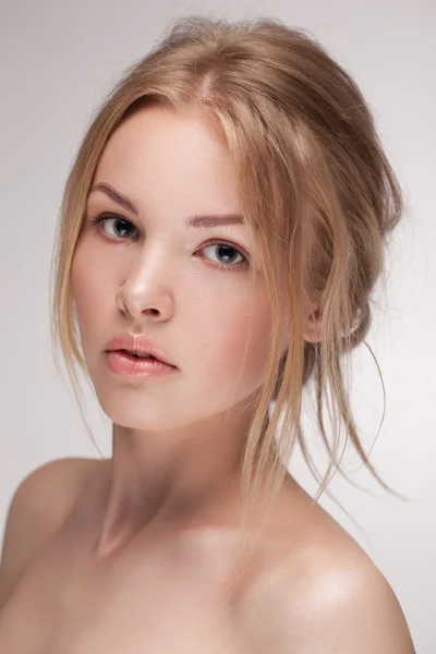 Mujer joven con maquillaje natural diario desnudo . — Foto de Stock