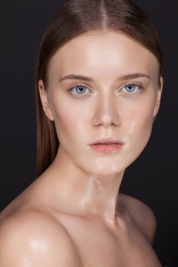 Genç kadın çıplak günlük doğal makyaj ile.