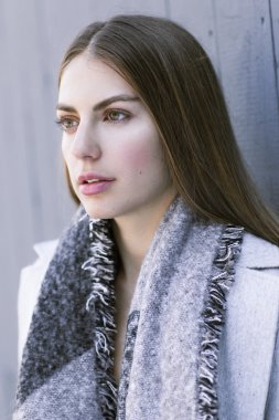 Toplam beyaz şık göz alıcı bir görünüm kadında.