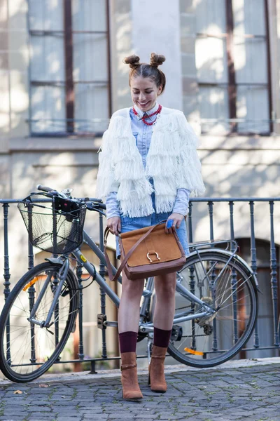 Beautiful stylish girl posing in city — Stock Photo, Image