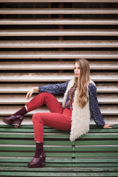 Mulher elegante bonita posando na cidade — Fotografia de Stock