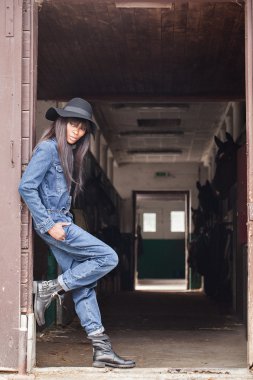 Güzel siyah kadın ahırda poz