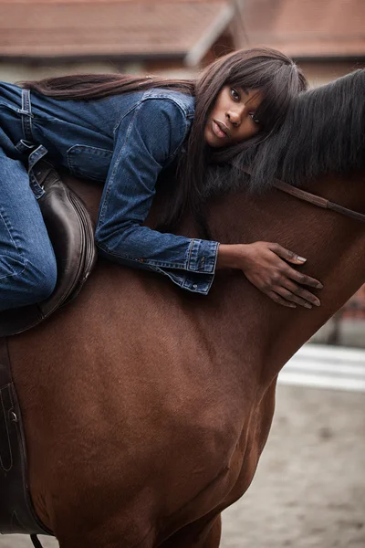 Kobieta siedzi na koniu — Zdjęcie stockowe