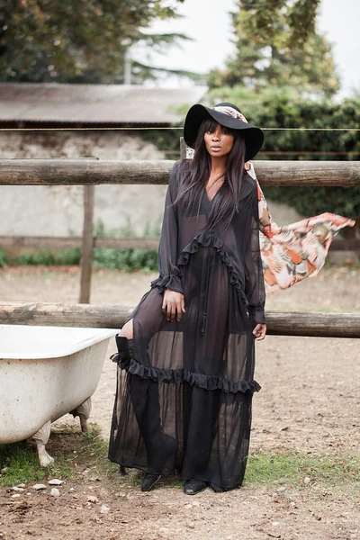 Beautiful black woman posing in stable — Stock Photo, Image