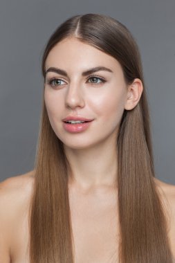 genç kız gülümseyerek