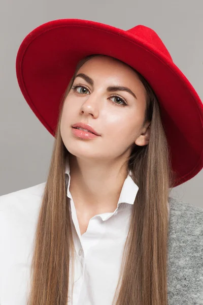 Joven chica en rojo sombrero posando — Foto de Stock