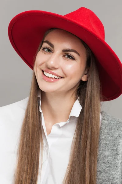 Νεαρό κορίτσι ποζάρουν κόκκινο καπέλο — Φωτογραφία Αρχείου