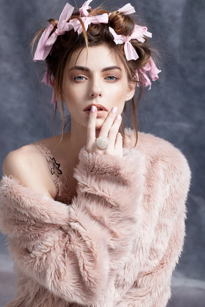 Çekici genç kadın poz veriyor.