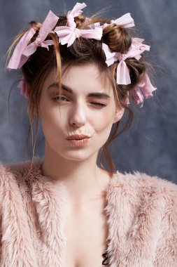 genç kadın göz kırpıyor