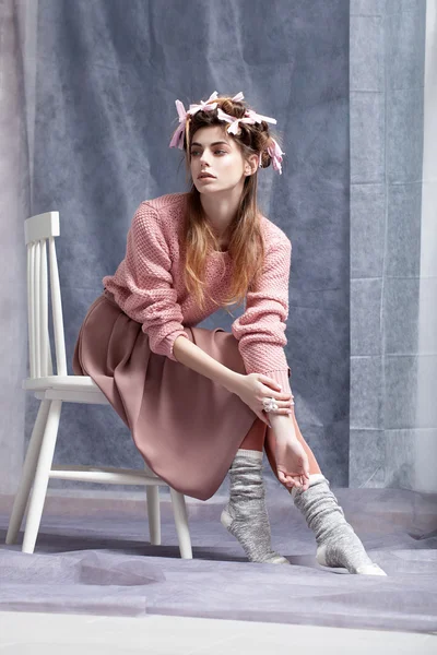 genç bir kadın kılığında