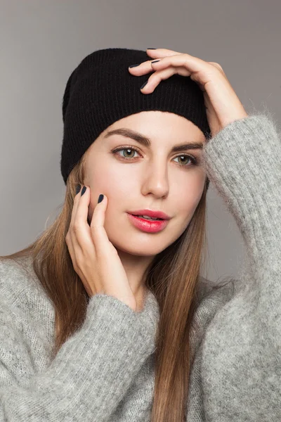 Joven chica en sombrero posando — Foto de Stock