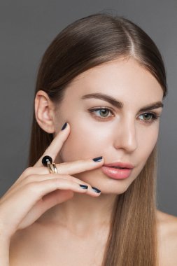 genç bir kadın kılığında