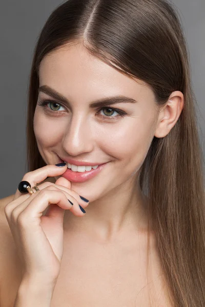 genç bir kadın kılığında