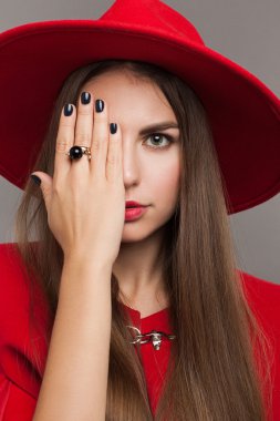 kırmızı şapka poz içinde genç kız