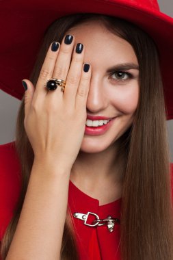 kırmızı şapka poz içinde genç kız