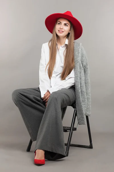 年轻的女孩，在红色的帽子摆姿势 — 图库照片