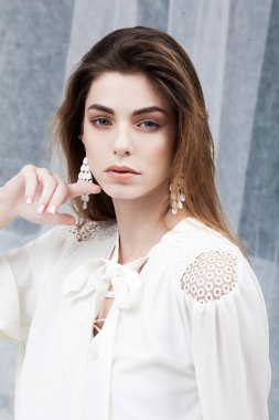 Çekici genç kadın poz veriyor.