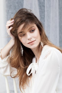 Çekici genç kadın poz veriyor.