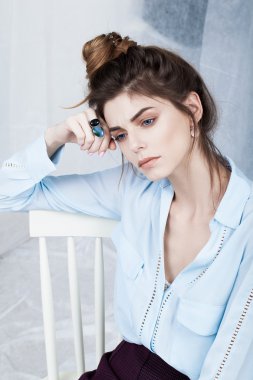 kadın stüdyoda poz.