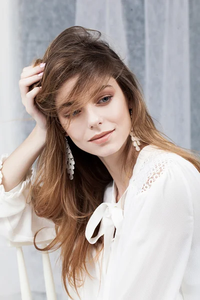 Çekici genç kadın poz veriyor.