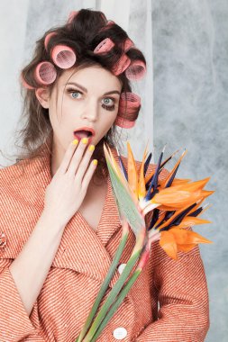 kadın holding çiçekler