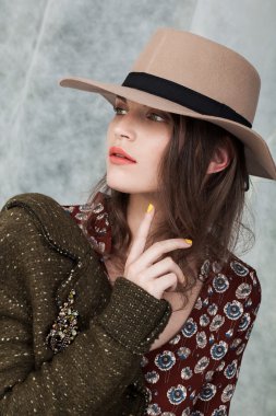 kırmızı şapka poz içinde genç kız