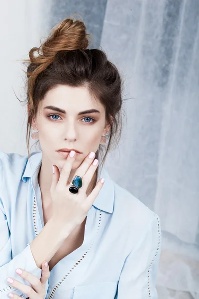 kadın stüdyoda poz.