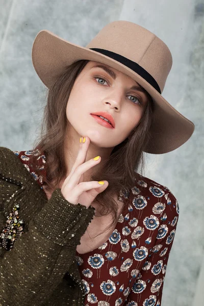 Joven chica en rojo sombrero posando — Foto de Stock