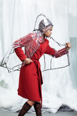 yağmurluk poz içinde kız