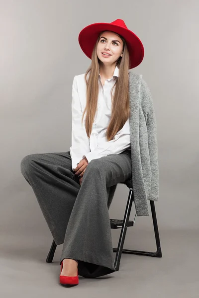빨간 모자 포즈에 여자 — 스톡 사진
