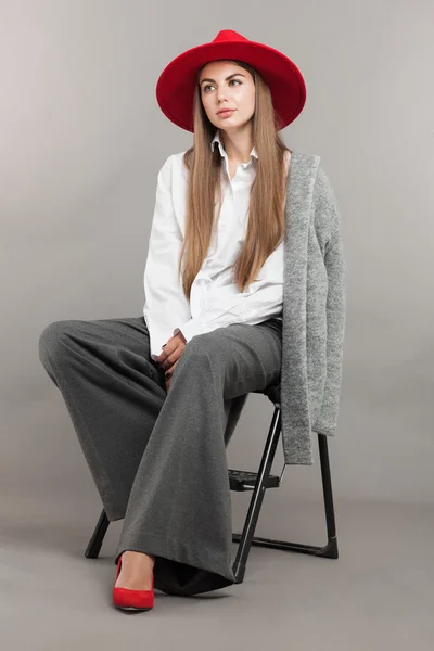 빨간 모자 포즈에 여자 — 스톡 사진