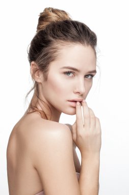 genç bir kadın kılığında