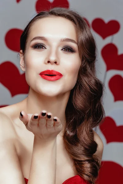 Piękna brunetka modelu dmuchanie pocałunek — Zdjęcie stockowe