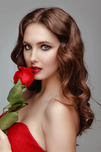 Model představuje s růží — Stock fotografie
