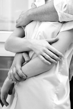 Adam kucaklama kadın.