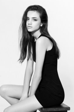 genç bir kadın kılığında