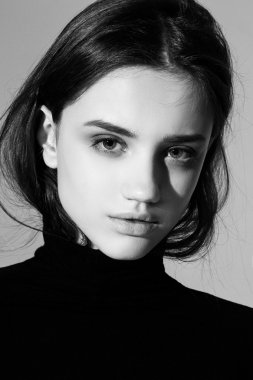 genç bir kadın kılığında