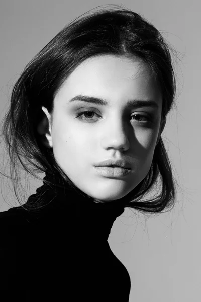 genç bir kadın kılığında