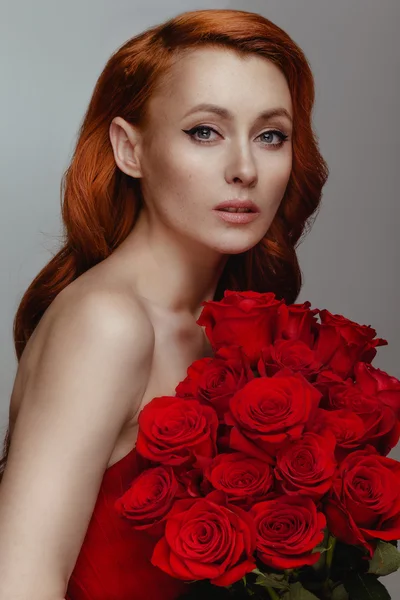 Modelo posando con rosas — Foto de Stock