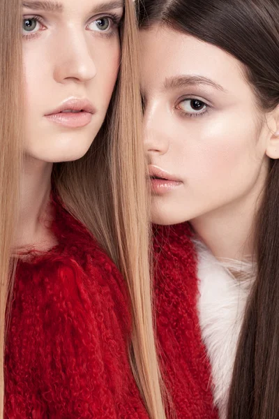 Two models in fur coats posing — Stock Photo, Image