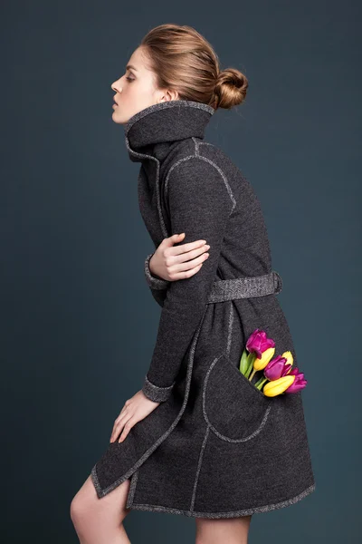 Niña usando abrigo con flores en el bolsillo —  Fotos de Stock