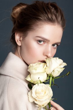 model çiçeklerle poz