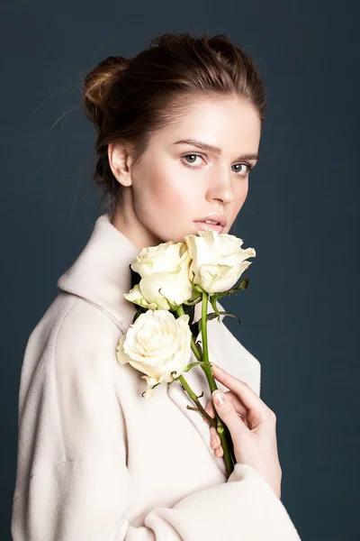 Model představuje s květinami — Stock fotografie